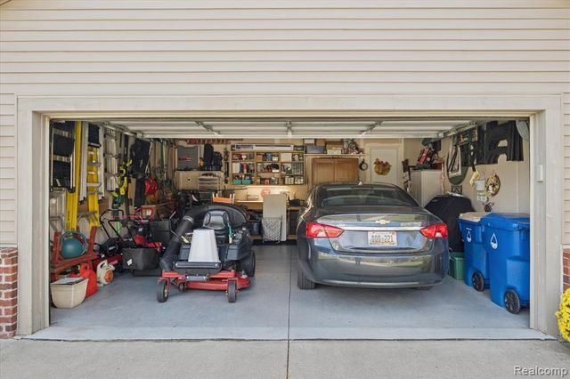 7799 Rampart Trail, Waterford, MI 48327