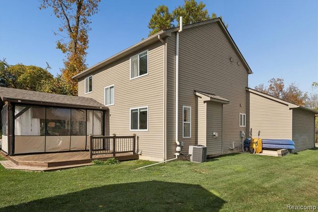 7799 Rampart Trail, Waterford, MI 48327