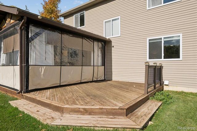 7799 Rampart Trail, Waterford, MI 48327