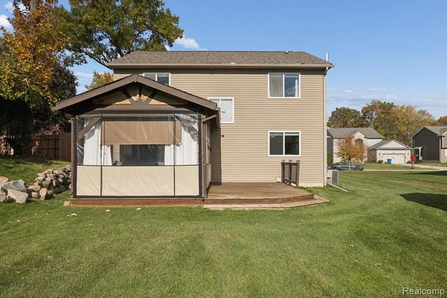 7799 Rampart Trail, Waterford, MI 48327