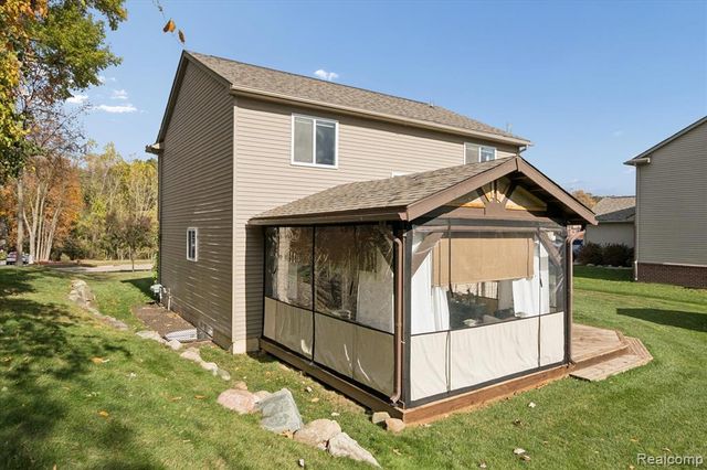 7799 Rampart Trail, Waterford, MI 48327