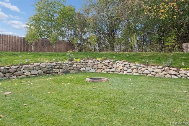 7799 Rampart Trail, Waterford, MI 48327