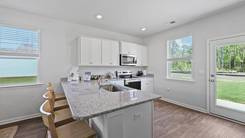 Image 8 of property listing at 1050 Refuge Way, Summerton, SC 29148