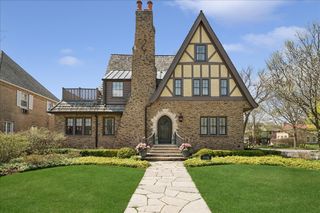 2448 Lincolnwood Drive, Evanston, IL 60201