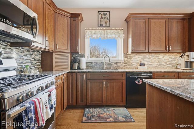 9867 Finnegan Drive, Brighton, MI 48116