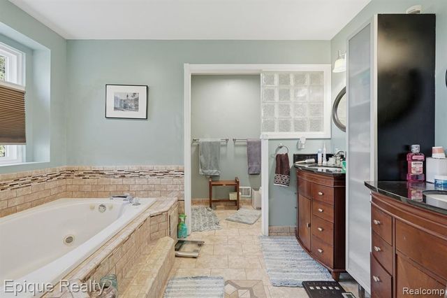 9867 Finnegan Drive, Brighton, MI 48116