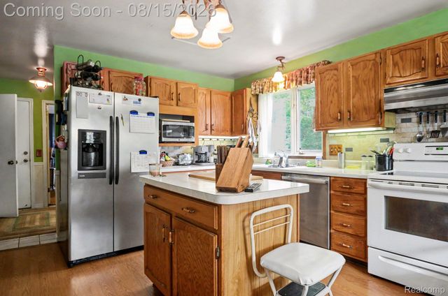 1625 Spruce Court, Commerce Charter Township, MI 48390