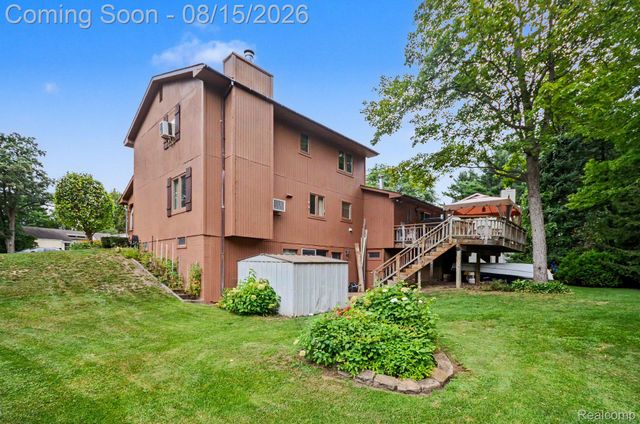 1625 Spruce Court, Commerce Charter Township, MI 48390