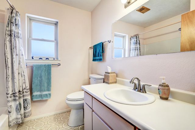 6021 Creggs Street NW, Albuquerque, NM 87120