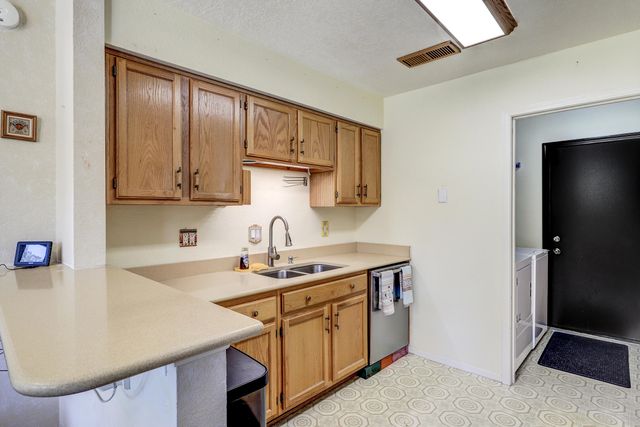6021 Creggs Street NW, Albuquerque, NM 87120