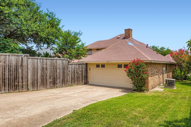 409 Bent Creek Drive, Desoto, TX 75115