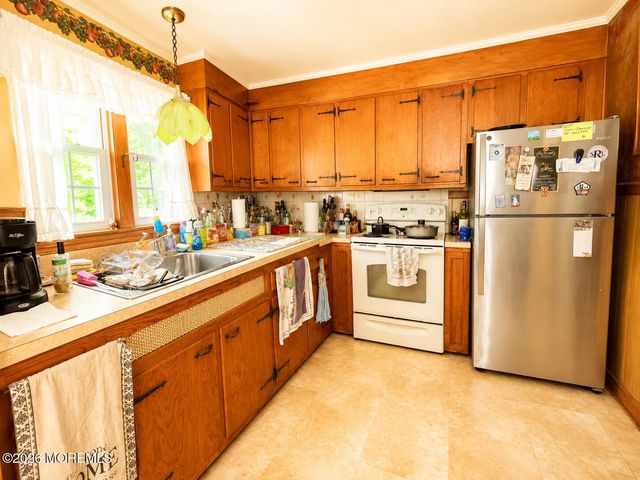 18 Holmes Terrace, Freehold, NJ 07728