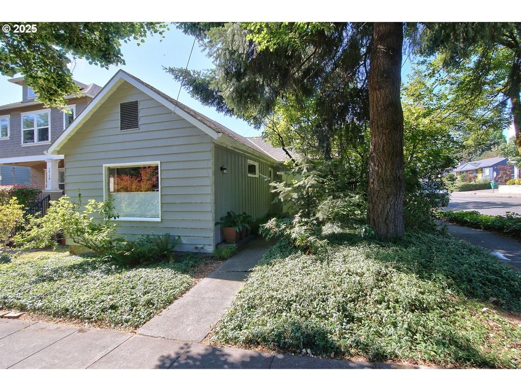 1704 Se HAROLD St, Portland, OR 97202