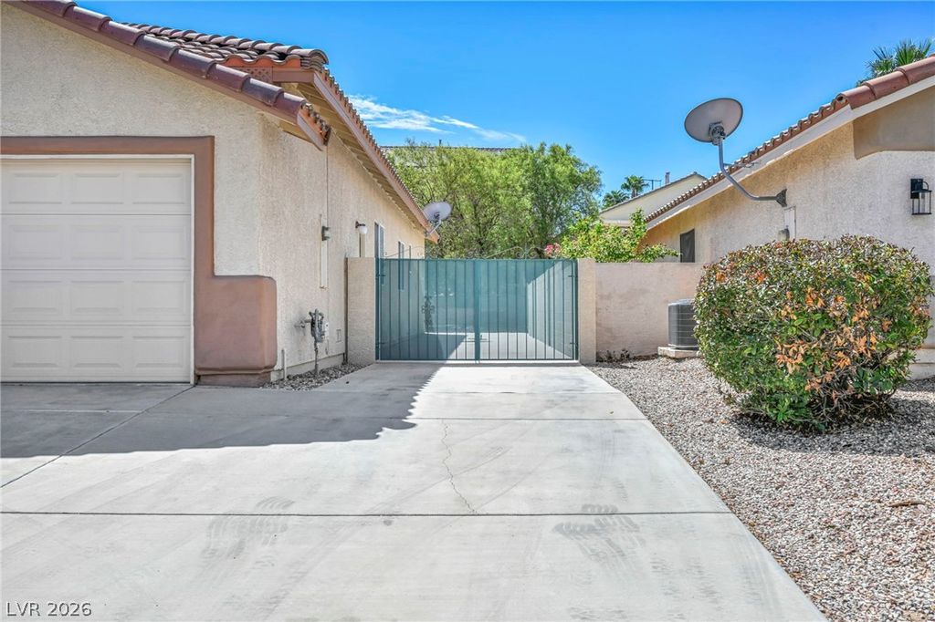 89 Saint Johns Wood Avenue, Henderson, NV 89002 — photo 5