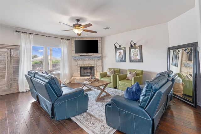 201 Prospector LN, Liberty Hill, TX 78642