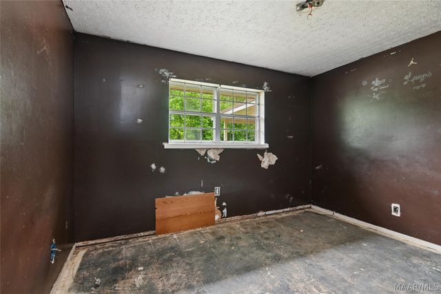 190 Lucky Town Loop, Elmore, AL 36025