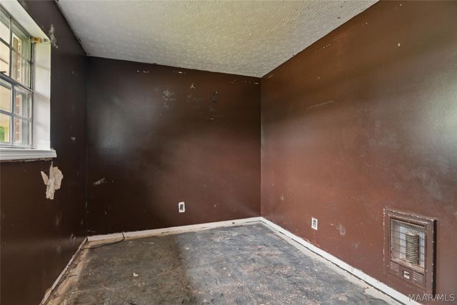 190 Lucky Town Loop, Elmore, AL 36025