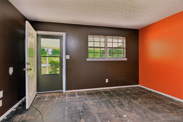 190 Lucky Town Loop, Elmore, AL 36025