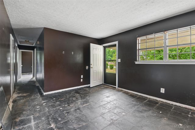 190 Lucky Town Loop, Elmore, AL 36025