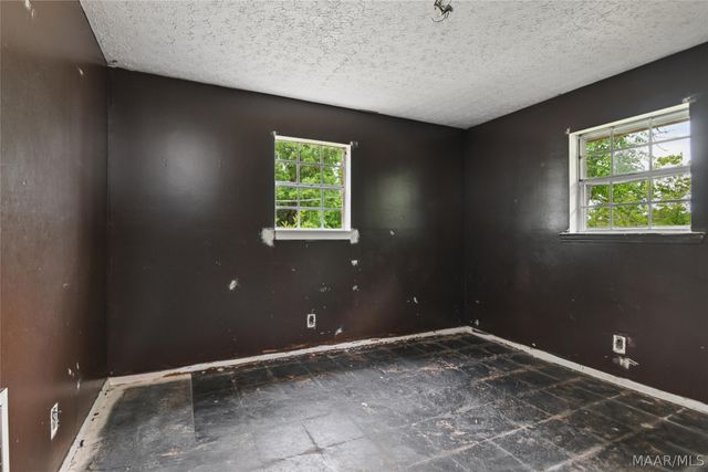 190 Lucky Town Loop, Elmore, AL 36025