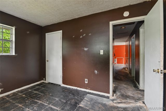 190 Lucky Town Loop, Elmore, AL 36025