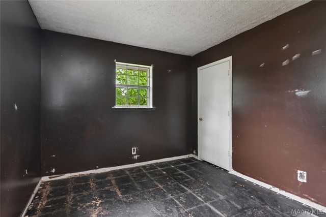 190 Lucky Town Loop, Elmore, AL 36025