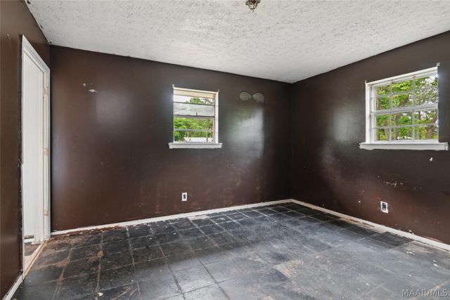 190 Lucky Town Loop, Elmore, AL 36025