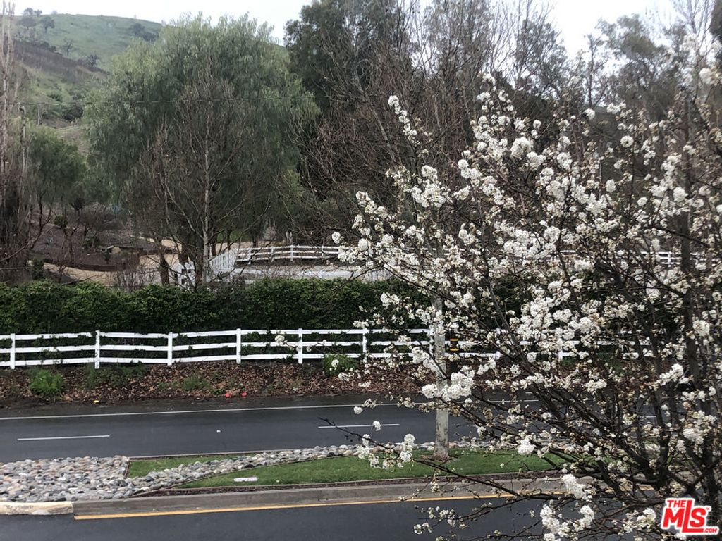 Image 2 of property listing at 26345 W Bravo Lane, Calabasas, CA 91302