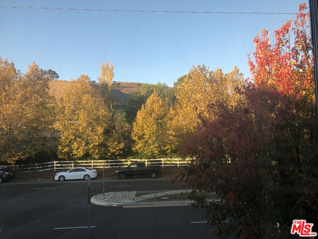 Image 22 of property listing at 26345 W Bravo Lane, Calabasas, CA 91302