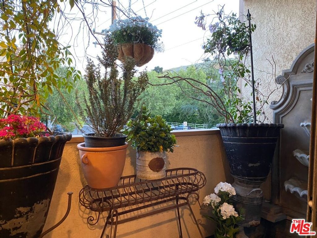 Image 40 of property listing at 26345 W Bravo Lane, Calabasas, CA 91302