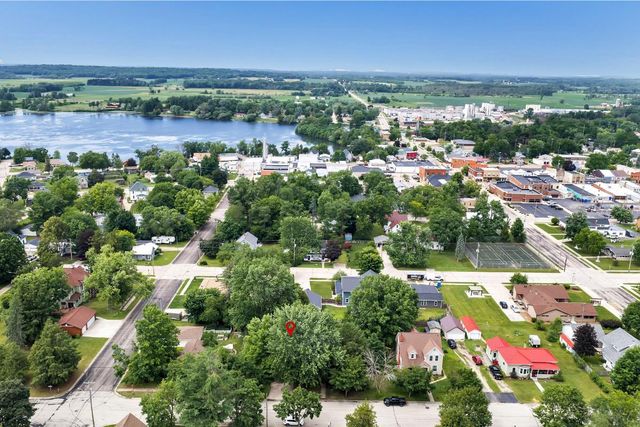 110 W PARKER STREET, Weyauwega, WI 54983