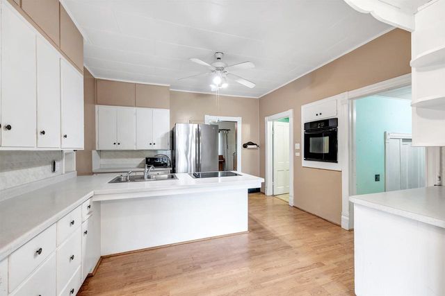 110 W PARKER STREET, Weyauwega, WI 54983