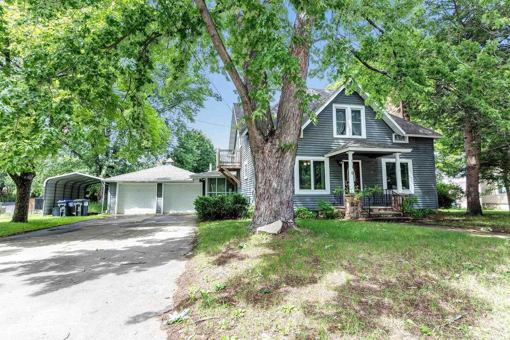 110 W PARKER STREET, Weyauwega, WI 54983
