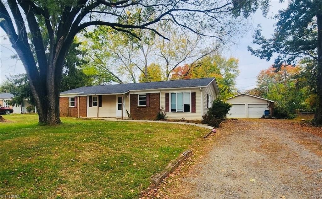 327 Weatherford Drive, King, NC 27021