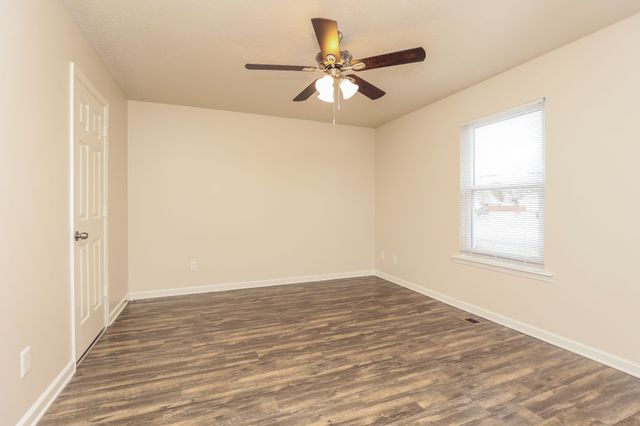 1143 Woods Edge Dr, Murfreesboro, TN 37130