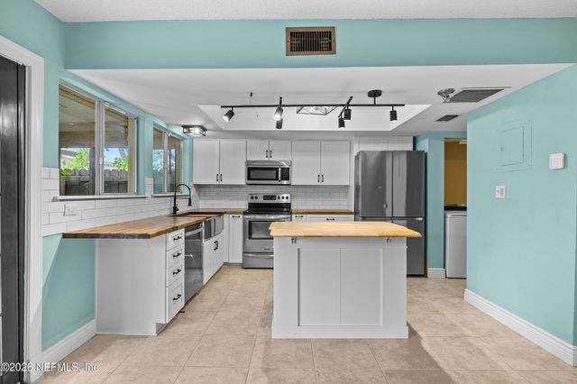 8203 SUTTON Place N, Jacksonville, FL 32217