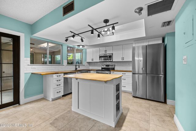 8203 SUTTON Place N, Jacksonville, FL 32217