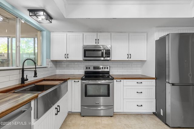 8203 SUTTON Place N, Jacksonville, FL 32217