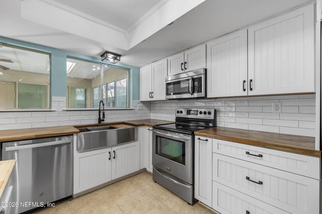 8203 SUTTON Place N, Jacksonville, FL 32217