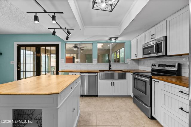 8203 SUTTON Place N, Jacksonville, FL 32217