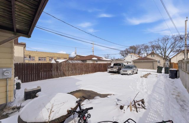 2120 S 76th STREET, West Allis, WI 53219