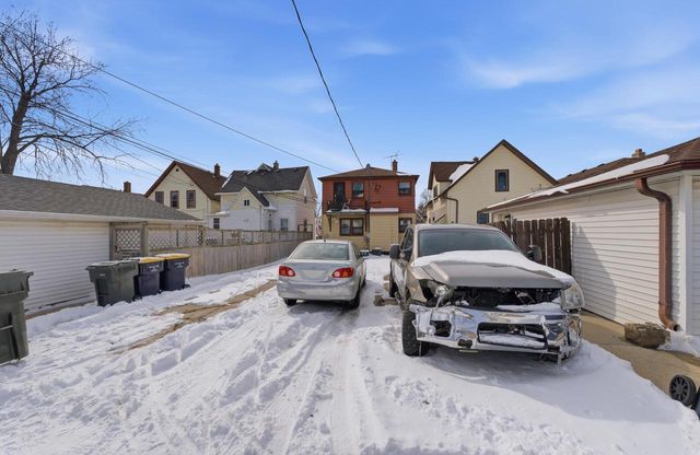 2120 S 76th STREET, West Allis, WI 53219