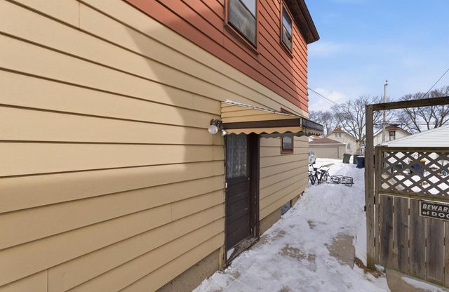 2120 S 76th STREET, West Allis, WI 53219