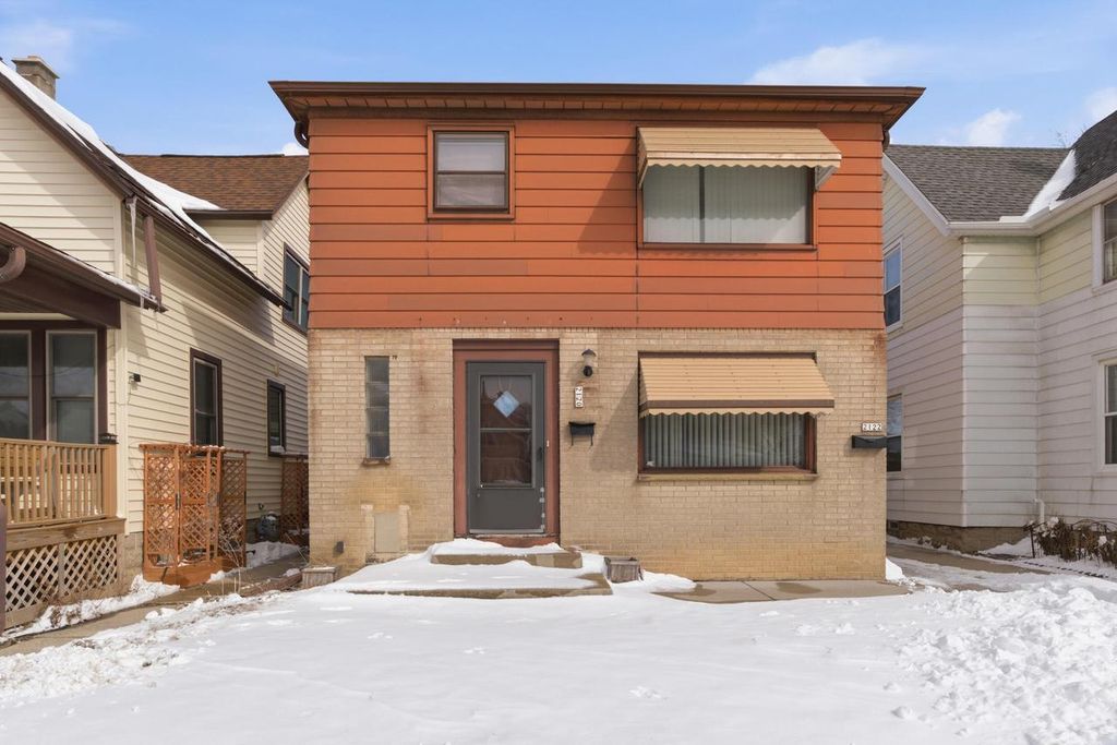 2120 S 76th STREET, West Allis, WI 53219