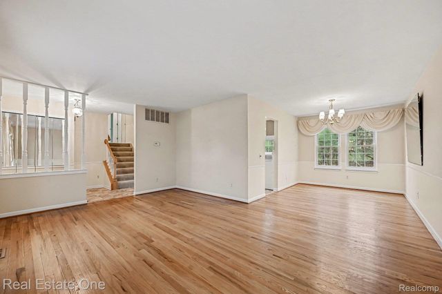 27940 White Plains, Farmington Hills, MI 48331