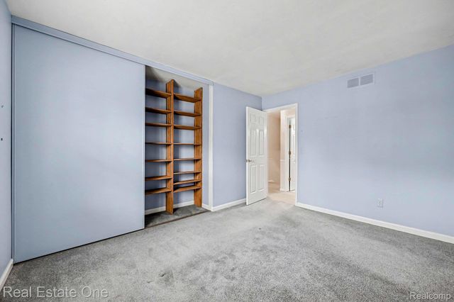 27940 White Plains, Farmington Hills, MI 48331