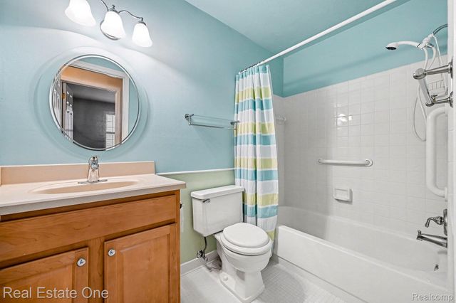 27940 White Plains, Farmington Hills, MI 48331