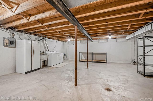 27940 White Plains, Farmington Hills, MI 48331