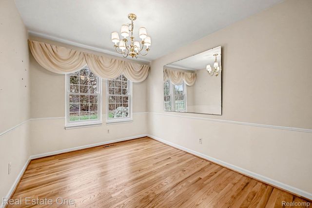 27940 White Plains, Farmington Hills, MI 48331