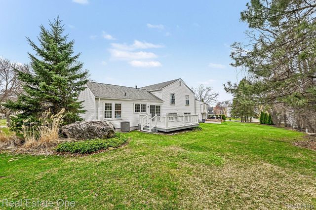 27940 White Plains, Farmington Hills, MI 48331